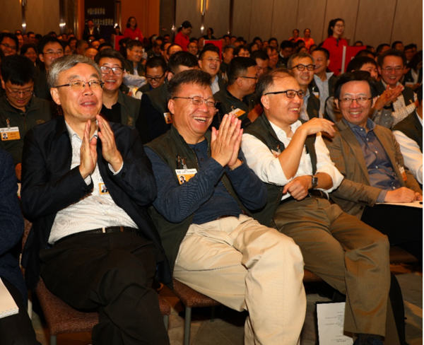 会员代表为参选人精彩演讲鼓掌 会员代表为参选人精彩演讲鼓掌